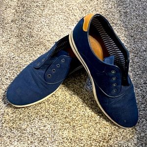 Men’s Aldo size 9 shoes in blue. No laces.